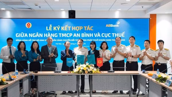 Đại diện lãnh đạo hai đơn vị thực hiện ký kết hợp tác.