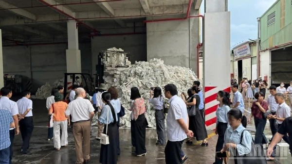 Các đại biểu tham quan dây chuyền tái chế nhựa PP để sản xuất hạt nhựa tái sinh và bao bì PP của Công ty Thuận Đức (tỉnh Hưng Yên).