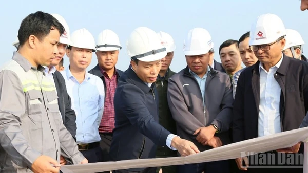 Lãnh đạo tỉnh Hưng Yên kiểm tra việc triển khai tuyến đường tại thực địa.