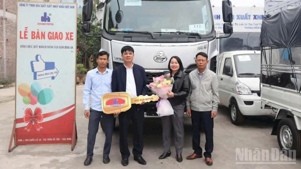Hợp tác xã dịch vụ nông nghiệp An Ninh (xã Phụ Dực, tỉnh Hưng Yên) nhận bàn giao xe tải trị giá 1,1 tỷ đồng để phục vụ sản xuất.