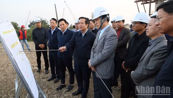 Chủ tịch Ủy ban nhân dân tỉnh Hưng Yên Phạm Quang Ngọc (đứng giữa) kiểm tra tiến độ thi công đường cao tốc CT 08 tại khu vực xây dựng cầu vượt sông Hồng, xã Hồng Vũ.