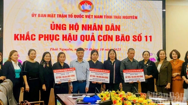 Hội Doanh nhân nữ Thái Bình ủng hộ trực tiếp 3 gia đình ở tỉnh Thái Nguyên mất hết nhà cửa do lũ lụt gây ra.