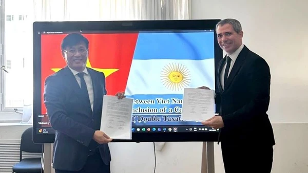 Phó Cục trưởng Đặng Ngọc Minh và ông Carlos Protto - Vụ trưởng Quan hệ Thuế quốc tế, Bộ Tài chính Argentina ký biên bản.
