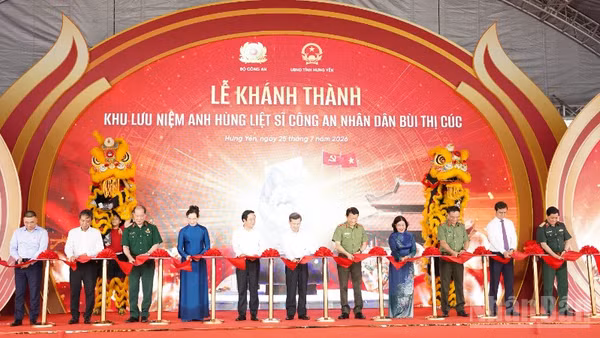 Các đại biểu thực hiện nghi thức cắt băng khánh thành.