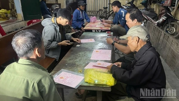 Việc thu thập dữ liệu đất đai tại tỉnh Hưng Yên được nhiều xã, phường thực hiện khẩn trương trong các buổi tối.