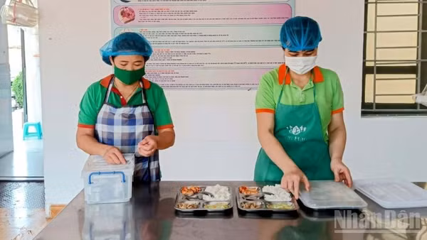 Chế biến suất ăn bán trú tại Trường tiểu học Hoàng Diệu (phường Trà Lý, tỉnh Hưng Yên).