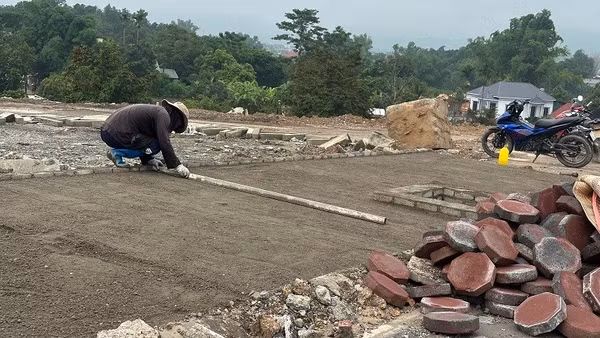 Công nhân của đơn vị thi công đang khẩn trương hoàn thiện các hạng mục dự án đường Thanh Minh-Độc Lập. 