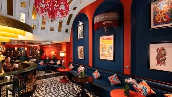 Tranh dân gian tạo dấu ấn văn hóa cho không gian lưu trú. (Ảnh: L'Hôtel du LAC Hanoi)