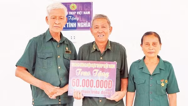 Vợ chồng ông Nguyễn Xuân Thanh trong ngày nhận Nhà nghĩa tình đồng đội. (Ảnh: PHẠM HẠNH)