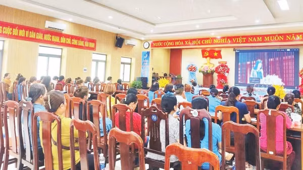 Các đại biểu tại một điểm cầu hội nghị Tư vấn, hỗ trợ pháp lý về thuế cho phụ nữ khởi nghiệp, phát triển kinh doanh do Bộ Tư pháp và Hội Liên hiệp Phụ nữ Việt Nam tổ chức. (Ảnh: HẢI MINH)