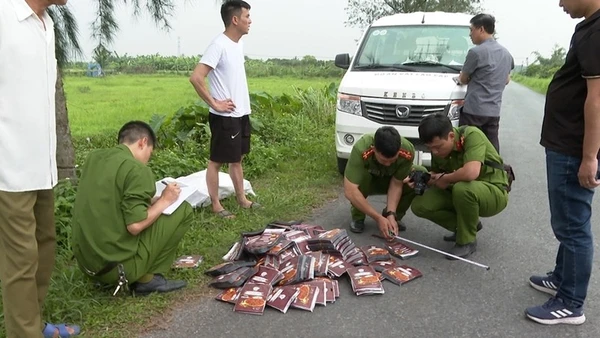 Lực lượng chức năng thu giữ thực phẩm không chứng từ, không chứng nhận vệ sinh an toàn thực phẩm tại hiện trường. (Ảnh: Công an cung cấp)