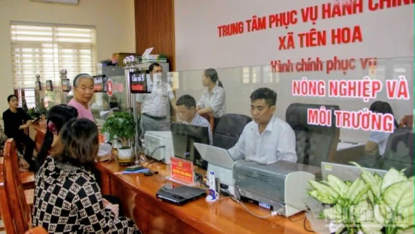 Người dân thực hiện thủ tục hành chính về đất đai tại Ủy ban nhân dân xã Tiên Hoa (tỉnh Hưng Yên).