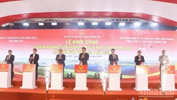 Các đại biểu thực hiện nghi thức khởi công dự án.