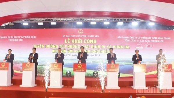 Các đại biểu thực hiện nghi thức khởi công dự án.