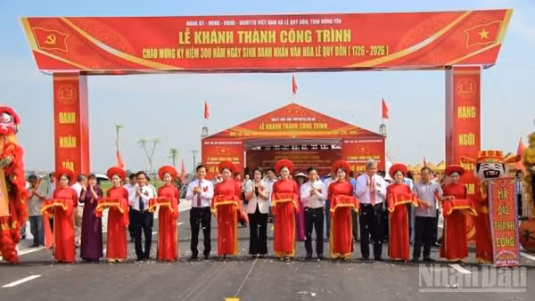 Các đại biểu thực hiện nghi thức cắt băng khánh thành.