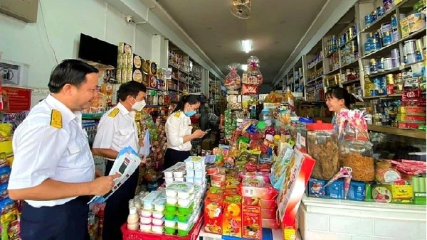 Công chức thuế tuyên truyền hỗ trợ hộ kinh doanh về chủ trương chuyển đổi mô hình hoạt động.