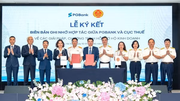 Lãnh đạo Cục Thuế và Ngân hàng PGBank thực hiện nghi lễ ký kết.