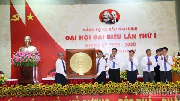 Đồng chí Lê Khánh Hải, Chủ nhiệm Văn phòng Chủ tịch nước tặng lẵng hoa chúc mừng Đại hội đại biểu đảng bộ xã Bắc Thái Ninh.