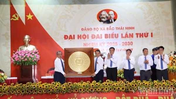 Đồng chí Lê Khánh Hải, Chủ nhiệm Văn phòng Chủ tịch nước tặng lẵng hoa chúc mừng Đại hội đại biểu đảng bộ xã Bắc Thái Ninh.