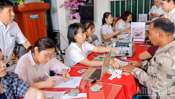 Buổi chi trả kinh phí đền bù, hỗ trợ giải phóng mặt bằng giai đoạn 2 Cụm công nghiệp Vũ Hội (xã Thư Vũ, tỉnh Hưng Yên) diễn ra nhanh gọn ngay trong sáng 5/6.