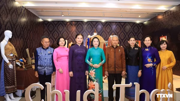 Chủ tịch Quốc hội kiêm Chủ tịch Hạ viện Thái Lan Sophon Zaram và các đại biểu chụp ảnh chung tại khu vực triển lãm. (Ảnh: Tuấn Anh/TTXVN)