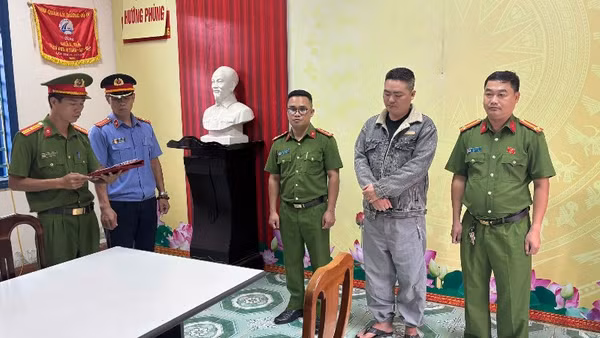 Đối tượng Nguyễn Đình Phùng (thứ 2 từ phải sang) bị khởi tố về tội “Vận chuyển trái phép hàng hóa qua biên giới”. (Ảnh: Công an tỉnh Quảng Trị)