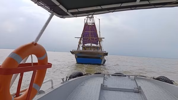 Hải đội Biên phòng 2 tiếp cận tàu cá vỏ gỗ của ông Đặng Văn Hưởng trú tại tỉnh Quảng Ninh. (Ảnh Bộ đội Biên phòng cung cấp)