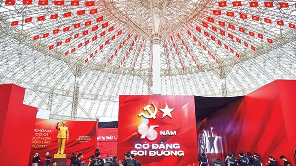 Không gian Triển lãm 95 năm Cờ Đảng soi đường (thuộc khuôn khổ Triển lãm Thành tựu đất nước “80 năm hành trình Độc lập - Tự do - Hạnh phúc”) tại Trung tâm Triển lãm Việt Nam (VEC). Ảnh: THÀNH ĐẠT