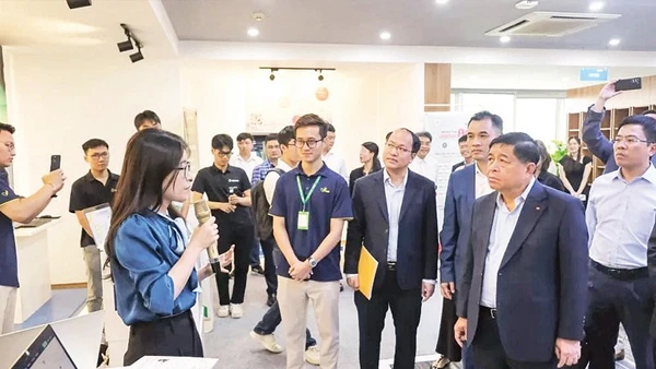 Đại diện Filum.ai trình bày trước Phó Thủ tướng Nguyễn Chí Dũng về giải pháp AI Agent.