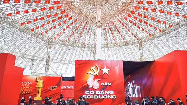 Không gian Triển lãm 95 năm Cờ Đảng soi đường (thuộc khuôn khổ Triển lãm Thành tựu đất nước “80 năm hành trình Độc lập - Tự do - Hạnh phúc”) tại Trung tâm Triển lãm Việt Nam (VEC). Ảnh: THÀNH ĐẠT