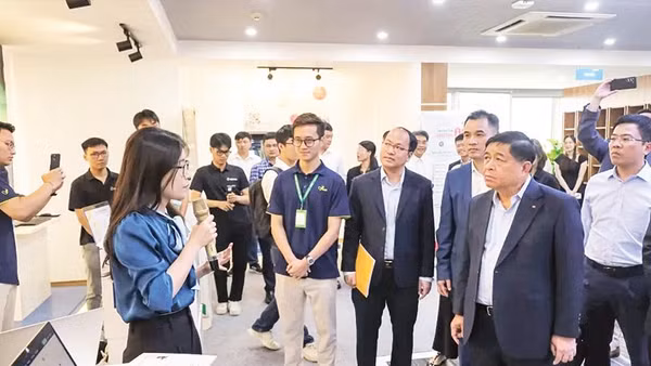 Đại diện Filum.ai trình bày trước Phó Thủ tướng Nguyễn Chí Dũng về giải pháp AI Agent.
