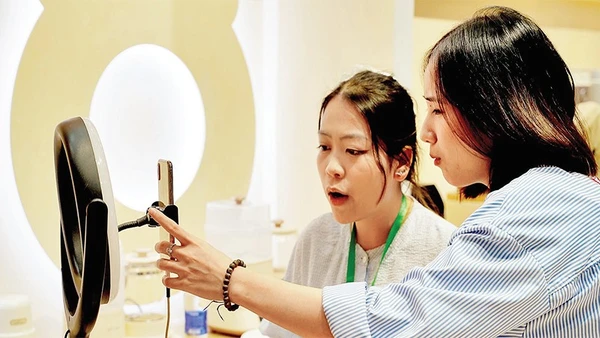 Thương mại điện tử nở rộ góp phần vào sức tăng trưởng mạnh mẽ của nền kinh tế số. (Trong ảnh: Một buổi livestream giới thiệu sản phẩm và bán hàng). Ảnh: NAM ANH