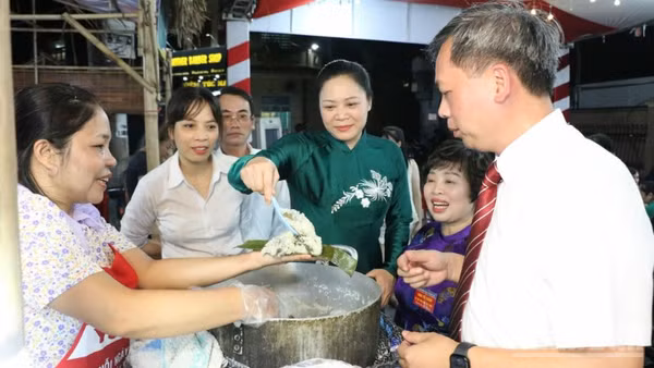 Thưởng thức bánh hú trong Lễ hội văn hóa ẩm thực Vũ Thư, tỉnh Hưng Yên.