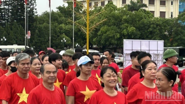 Hoạt động đi bộ được tổ chức quy mô cấp tỉnh tại Quảng trường Nguyễn Văn Linh (phường Phố Hiến, tỉnh Hưng Yên).