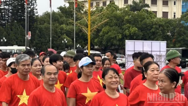 Hoạt động đi bộ được tổ chức quy mô cấp tỉnh tại Quảng trường Nguyễn Văn Linh (phường Phố Hiến, tỉnh Hưng Yên).