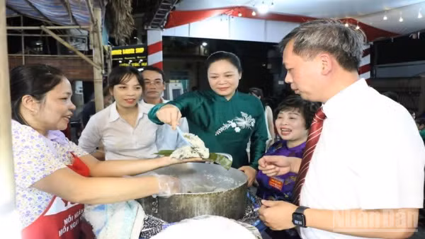 Các đại biểu thăm quan gian hàng làm bánh hú.