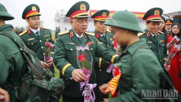 Thượng tướng Nguyễn Quang Ngọc, Ủy viên Trung ương Đảng, Ủy viên Quân ủy Trung ương, Thứ trưởng Bộ Quốc phòng tặng hoa động viên tân binh tỉnh Hưng Yên lên đường nhập ngũ.