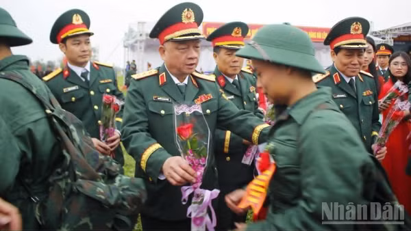 Thượng tướng Nguyễn Quang Ngọc, Ủy viên Trung ương Đảng, Ủy viên Quân ủy Trung ương, Thứ trưởng Bộ Quốc phòng tặng hoa động viên tân binh tỉnh Hưng Yên lên đường nhập ngũ.