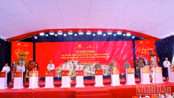 Các đại biểu thực hiện nghi thức khởi công.