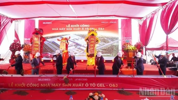 Các đại biểu thực hiện nghi thức động thổ khởi công dự án nhà máy sản xuất ô-tô vốn đầu tư 319 triệu USD.