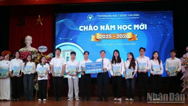 Trao học bổng cho hơn 60 sinh viên có thành tích xuất sắc trong học tập.