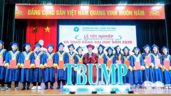 Tân bác sĩ, dược sĩ và cử nhân nhận bằng tốt nghiệp. 