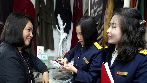 Công chức Thuế tỉnh Nghệ An tiếp xúc hỗ trợ hộ kinh doanh tuân thủ pháp luật thuế