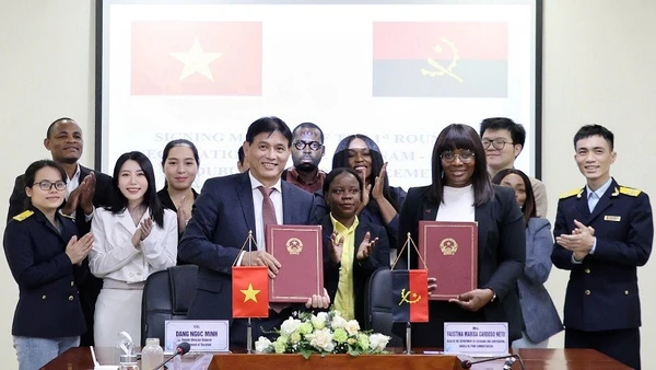 Phó Cục trưởng Đặng Ngọc Minh và bà Faustina Marisa Cardoso Neto - Trưởng đoàn đàm phán Angola ký Hiệp định.