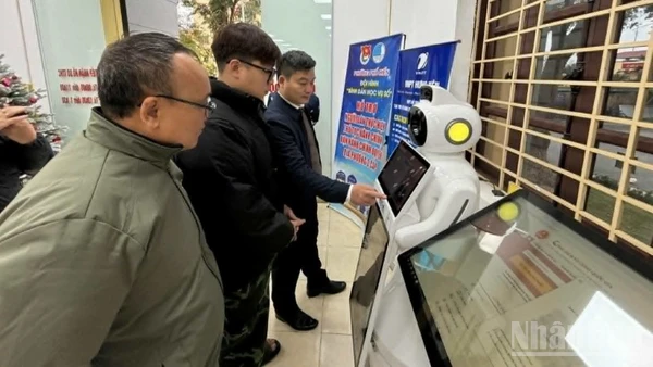 Robot lễ tân được đặt ngay lối ra vào Trung tâm phục vụ hành chính công phường Phố Hiến, đem đến trải nghiệm tích cực cho người giao dịch, tương tác.