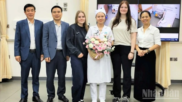 Lãnh đạo trường Cao đẳng Y tế Thái Bình (tỉnh Hưng Yên) chúc mừng sinh viên Nguyễn Thị Như Ý.