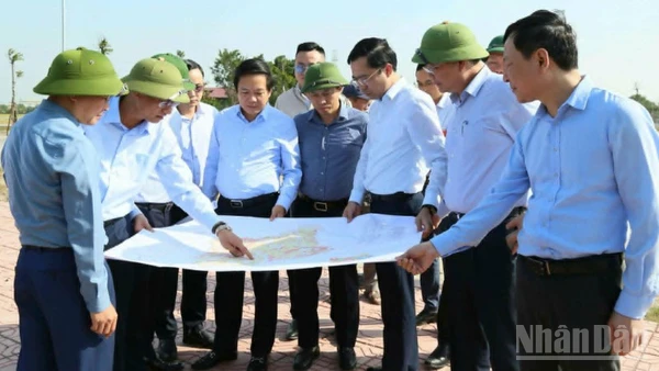 Đồng chí Phạm Quang Ngọc, Chủ tịch Ủy ban nhân dân tỉnh Hưng Yên (thứ 3 từ trái sang) khảo sát khu vực xây dựng nhà ở Phú Xuân (phường Tiền Phong, tỉnh Hưng Yên).