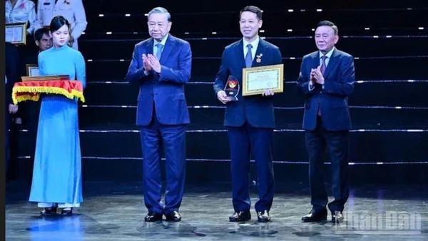 Tổng Bí thư Tô Lâm và đồng chí Trần Cẩm Tú, Ủy viên Bộ Chính trị, Thường trực Ban Bí thư trao Giấy chứng nhận và biểu trưng tặng Công ty cổ phần Green i-Park.