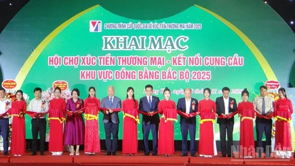 Các đại biểu thực hiện nghi thức cắt băng khai mạc Hội chợ.
