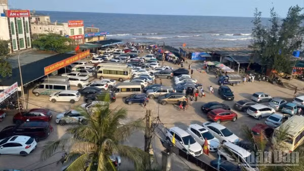 Lượng phương tiện của người dân đổ về bãi tắm Cồn Vành rất đông trong 2 ngày nghỉ lễ.